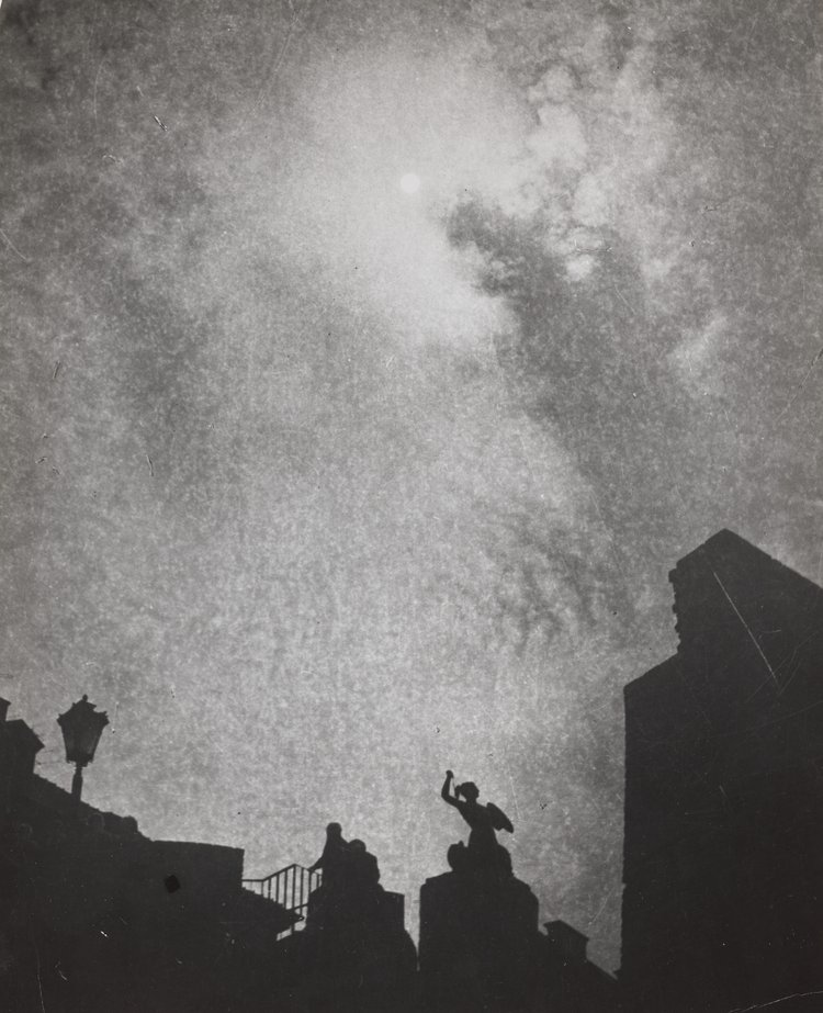 Pomnik Syreny na murach obronnych