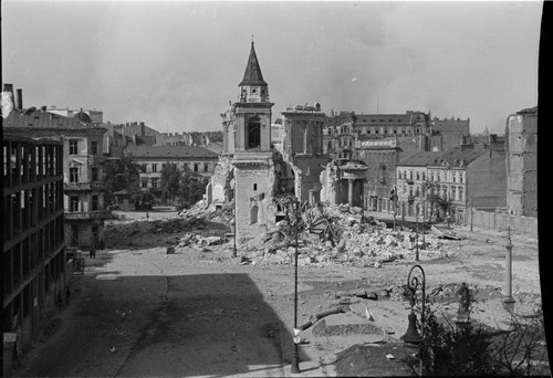 Panorama placu Trzech Krzyży z ruinami kościoła św. Aleksandra