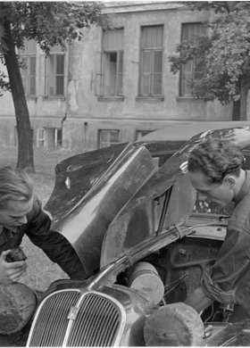 Powstańcy podczas naprawy samochodu