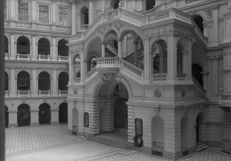 Wnętrze gmachu głównego Politechniki Warszawskiej