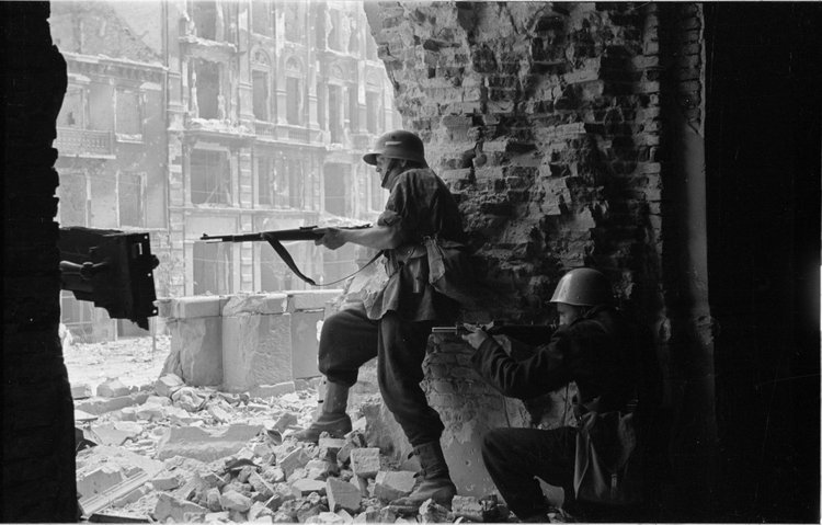 Powstańcy w wejściu do kościoła św. Krzyża