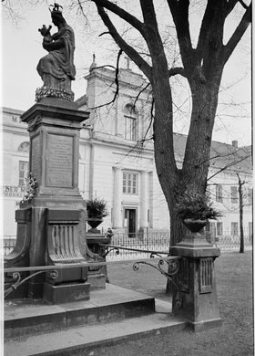 Figura Matki Boskiej Passawskiej przy Krakowskim Przedmieściu