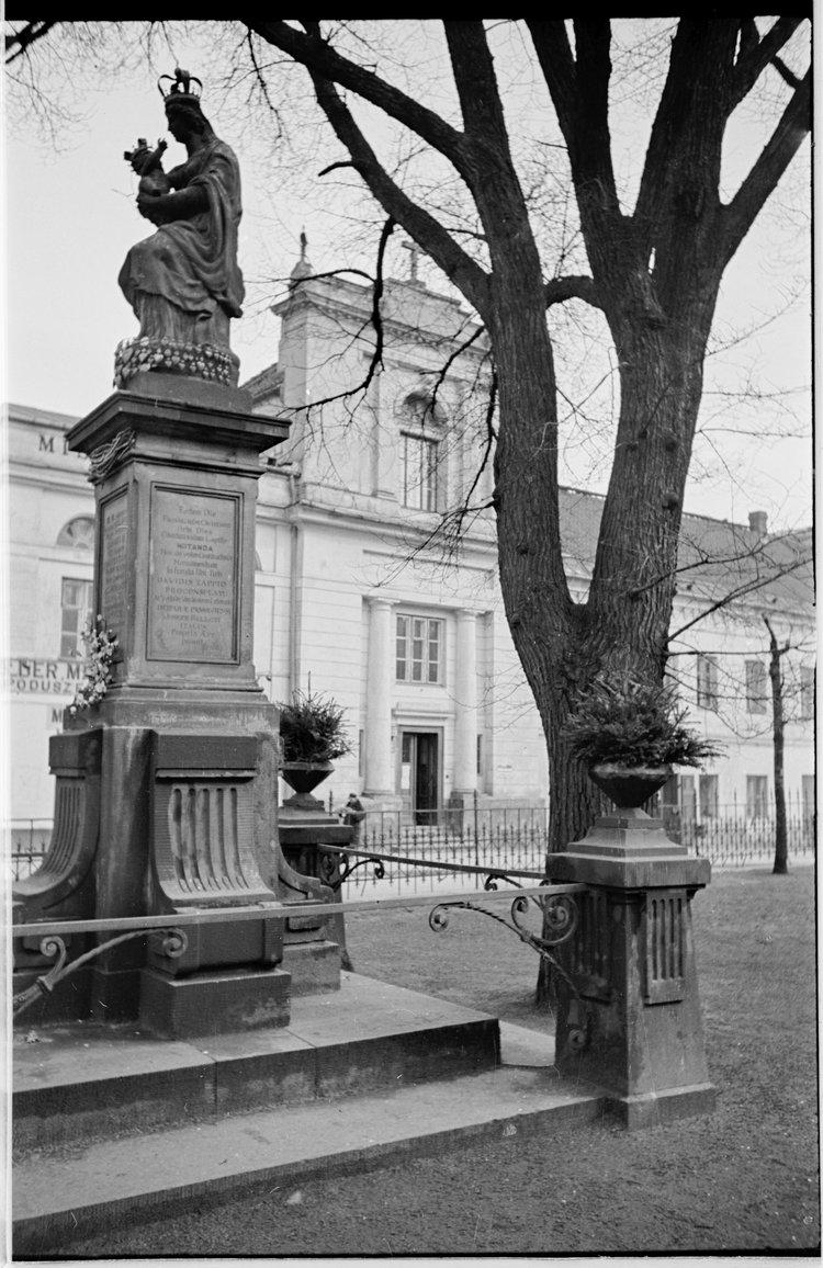 Figura Matki Boskiej Passawskiej przy Krakowskim Przedmieściu