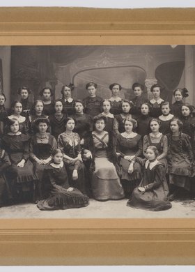 Portret Zofii Sierpińskiej z uczennicami