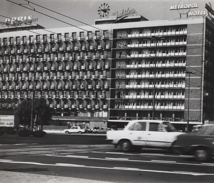 Gmach hotelu Metropol u zbiegu ulicy Marszałkowskiej i Alej Jerozolimskich