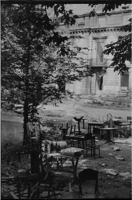 Resztki mebli ze spalonej kawiarni "U Aktorek"