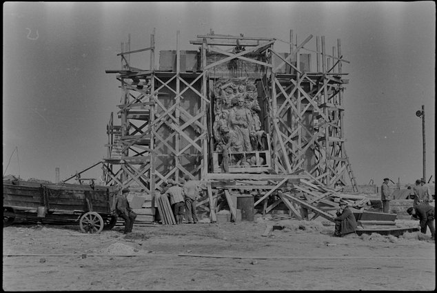 Pomnik Bohaterów Getta w budowie