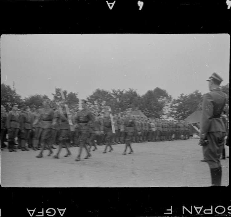 Uroczystość wręczenia sztandaru Ochotniczym Batalionom Odbudowy Warszawy