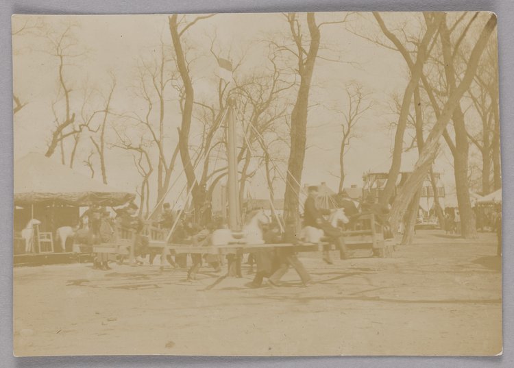 Widok "wesołego miasteczka" na Powązkach