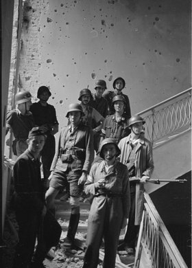 Powstańcy na schodach w pałacu Staszica