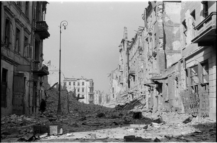 Ruiny zabudowy przy ulicy Wielkiej