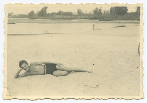 Młody mężczyzna na dzikiej plaży na Pradze