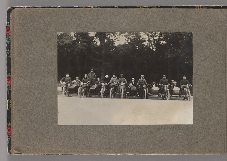 Album z fotografiami cyklistów na Dynasach