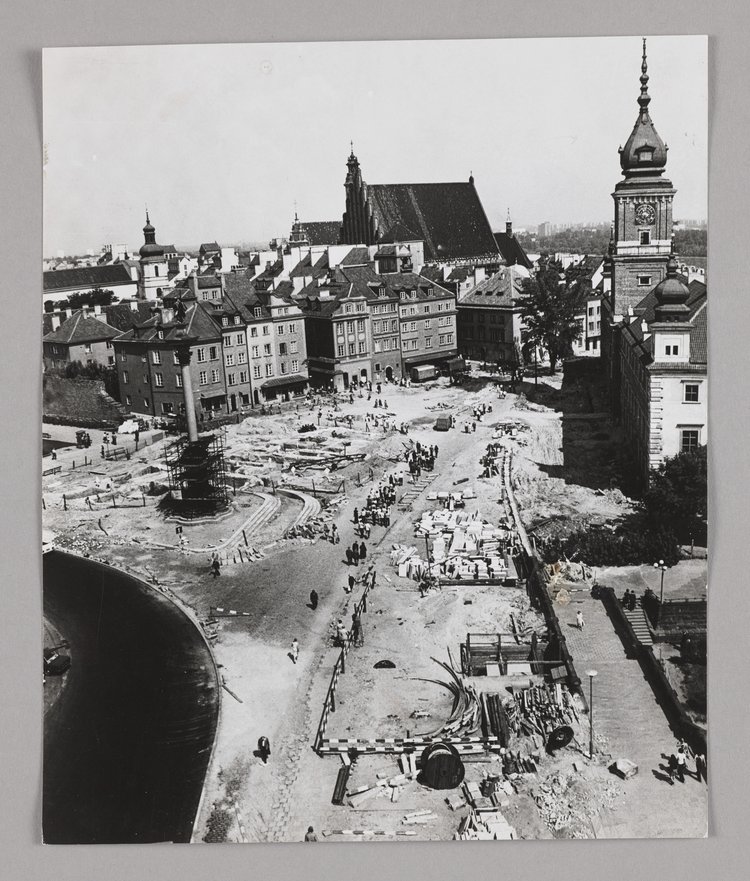 Prace archeologiczne na remontowanym placu Zamkowym, widok z wieży kościoła św. Anny