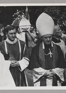 Pogrzeb Grzegorza Przemyka - na pierwszym planie bp Władysław Miziołek i księża idący przed niesioną trumną