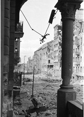 Zniszczenia zabudowy przy ulicy Marszałkowskiej