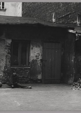 Chłopiec z piłką na podwórzu przy ulicy Stalowej 52