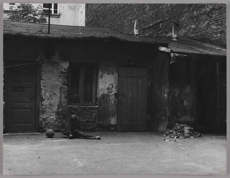 Chłopiec z piłką na podwórzu przy ulicy Stalowej 52