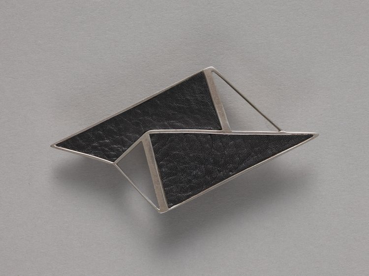 Broszka z kawałkami skóry w oprawie srebrnej