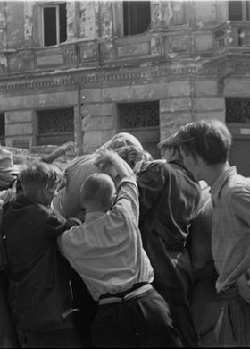 Powstańcy na barykadzie przy ulicy Koszykowej