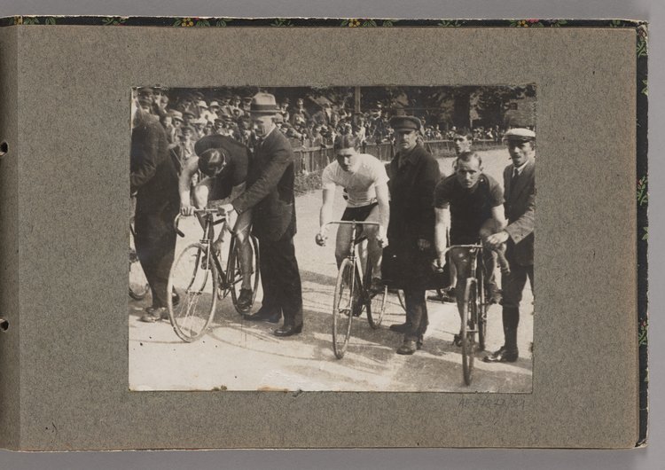 Album z fotografiami cyklistów na Dynasach