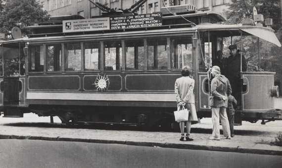 Zabytkowy turystyczny tramwaj na placu Starynkiewicza