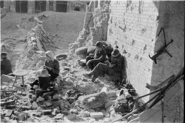 Grupa powstańców w ruinach Poczty Głównej