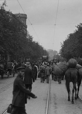 Ostatnie pułki rosyjskie opuszczające miasto