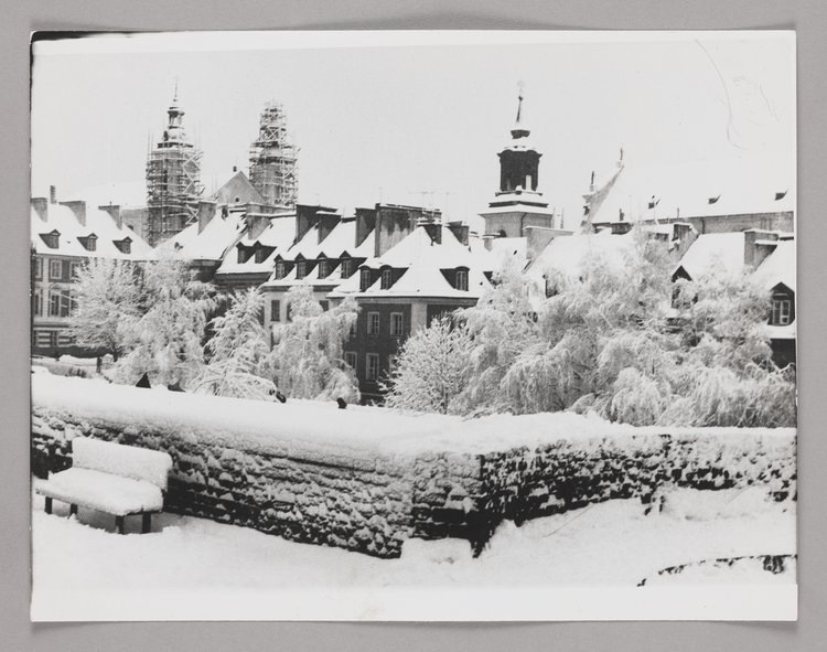 Widok na kamienice przy ulicy Mostowej oraz dach kościoła pw. św. Jacka i wieże kościoła św. Ducha zimą