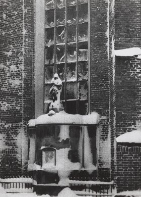 Figura Matki Bożej na tyłach katedry św. Jana zimą