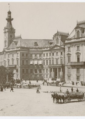 Gmach Ratusza na placu Teatralnym