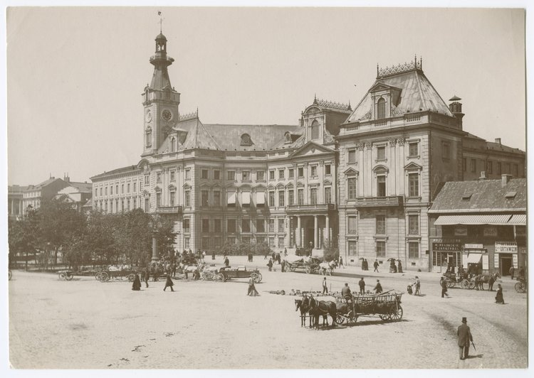 Gmach Ratusza na placu Teatralnym