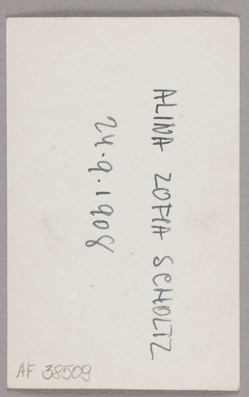 Fotografia legitymacyjna Aliny Scholtz