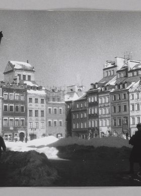 Rynek Starego Miasta zimą, widok na kamienice strony Dekerta i Barssa