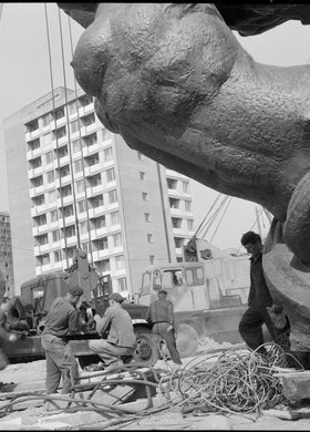 Montaż pomnika Bohaterów Warszawy 1939-1945 na placu Teatralnym