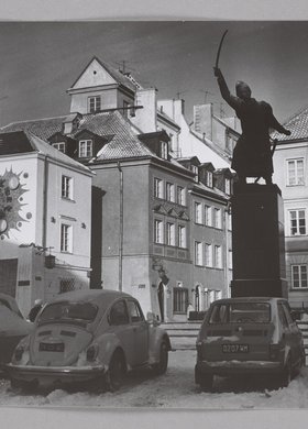 Pomnik Kilińskiego i kamienice Starego Miasta zimą