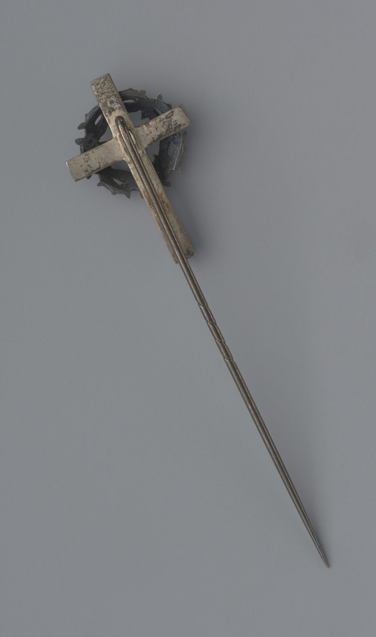 Szpilka z krzyżem i koroną cierniową.