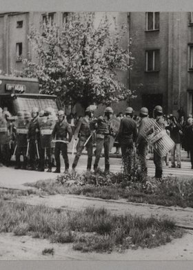 Oddział ZOMO pilnujący protestujących członków NSZZ "SOLIDARNOŚĆ"