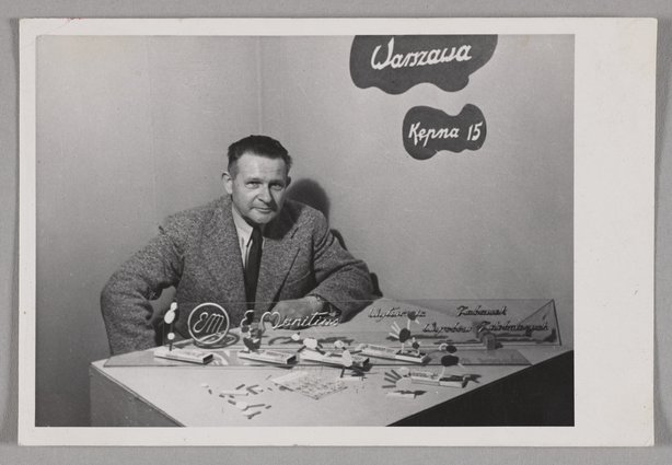 Edward Manitius prezentujący swoje zabawki