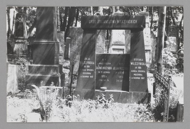 Fotografia przedstawiajaca grób rodziny Wilczyńskich na cmentarzu żydowskim przy ul. Okopowej