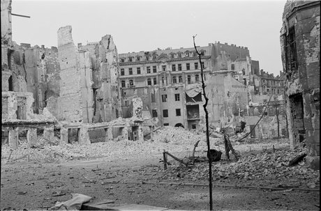 Ruiny zabudowy w Alejach Jerozolimskich