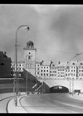 Widok z Trasy W-Z na kościół św. Anny i kamienice przy Krakowskim Przedmieściu