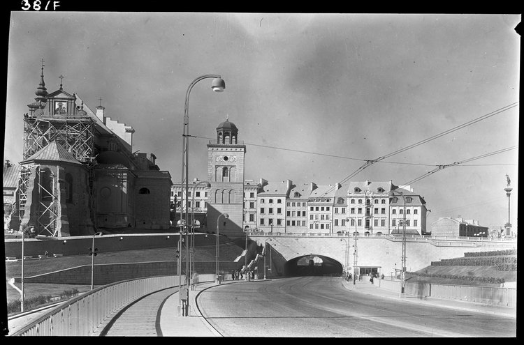 Widok z Trasy W-Z na kościół św. Anny i kamienice przy Krakowskim Przedmieściu