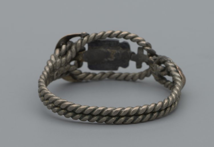 Pierścionek z symbolami patriotycznymi