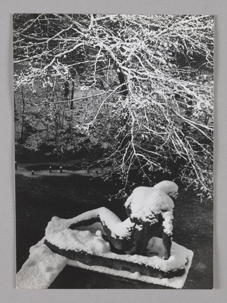 Rzeźba umierającego Gladiatora w Łazienkach Królewskich zimą