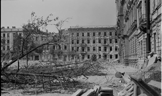 Zniszczenia zabudowy przy placu Dąbrowskiego