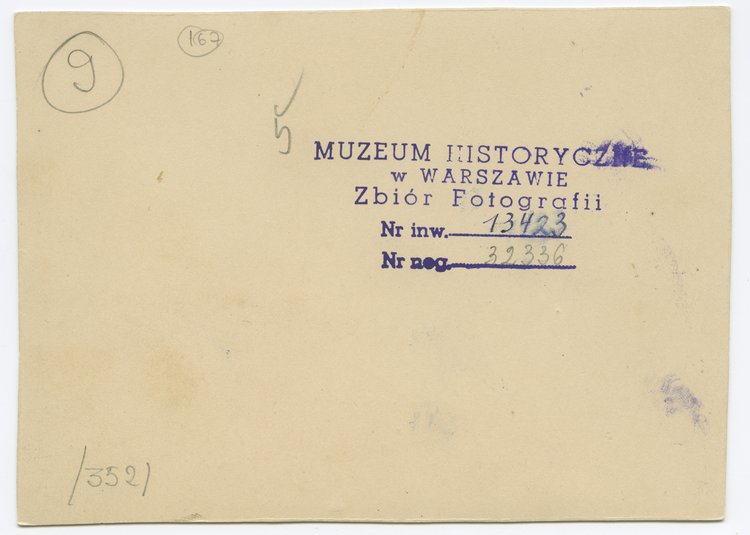 Sprzedaż cierni w Wielką Sobotę przed kościołem Nawiedzenia Najświętszej Marii Panny na Nowym Mieście