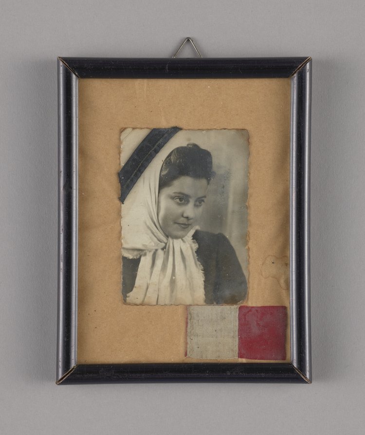 Fotografia w ramce z żałobną wstążką Jadwigi Kędziorek ps. Jagoda