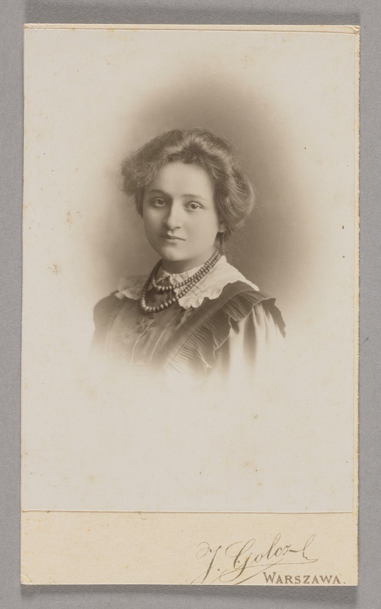 Album z fotografiami nauczycieli i uczennic pensji Antoniny Walickiej w Warszawie
