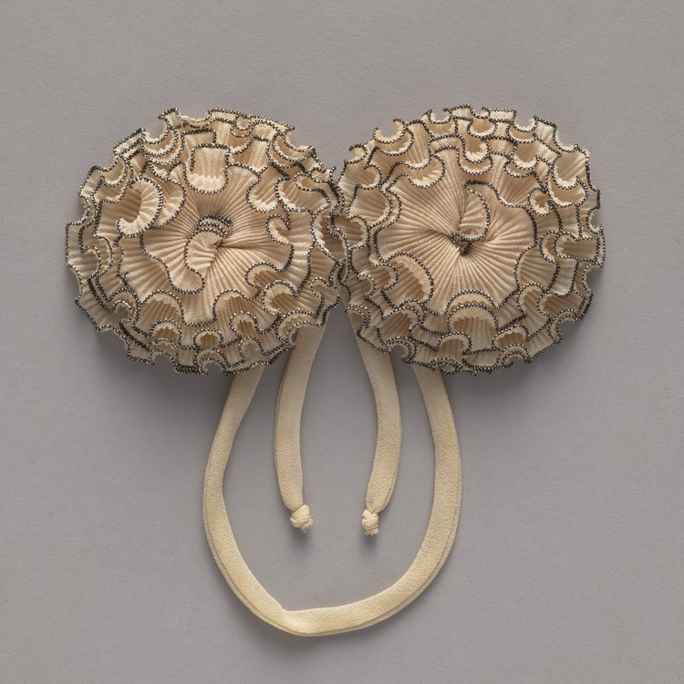 Ozdoba sukni w formie dwóch rozetek